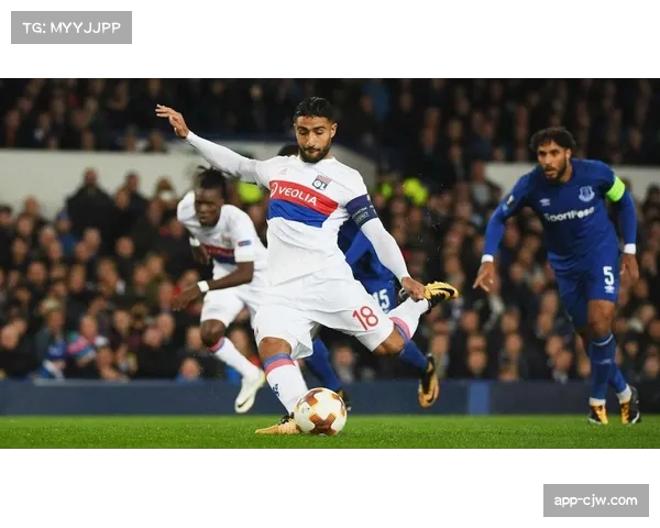 里昂主场赛前为一位逝世的俱乐部传奇名宿举行默哀仪式