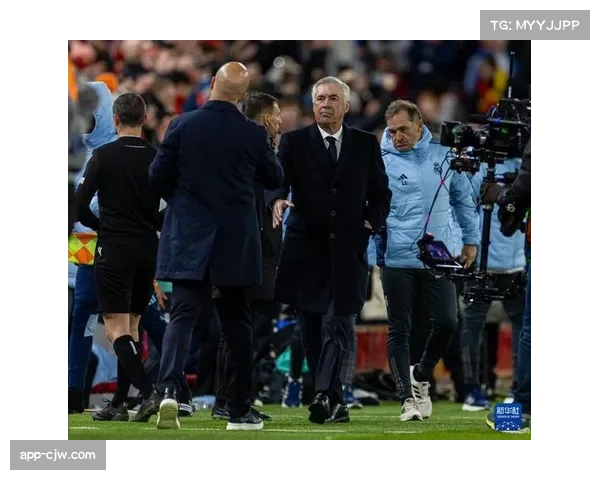 特写镜头：维尼修斯突破后伤退，伯纳乌全场起立鼓掌